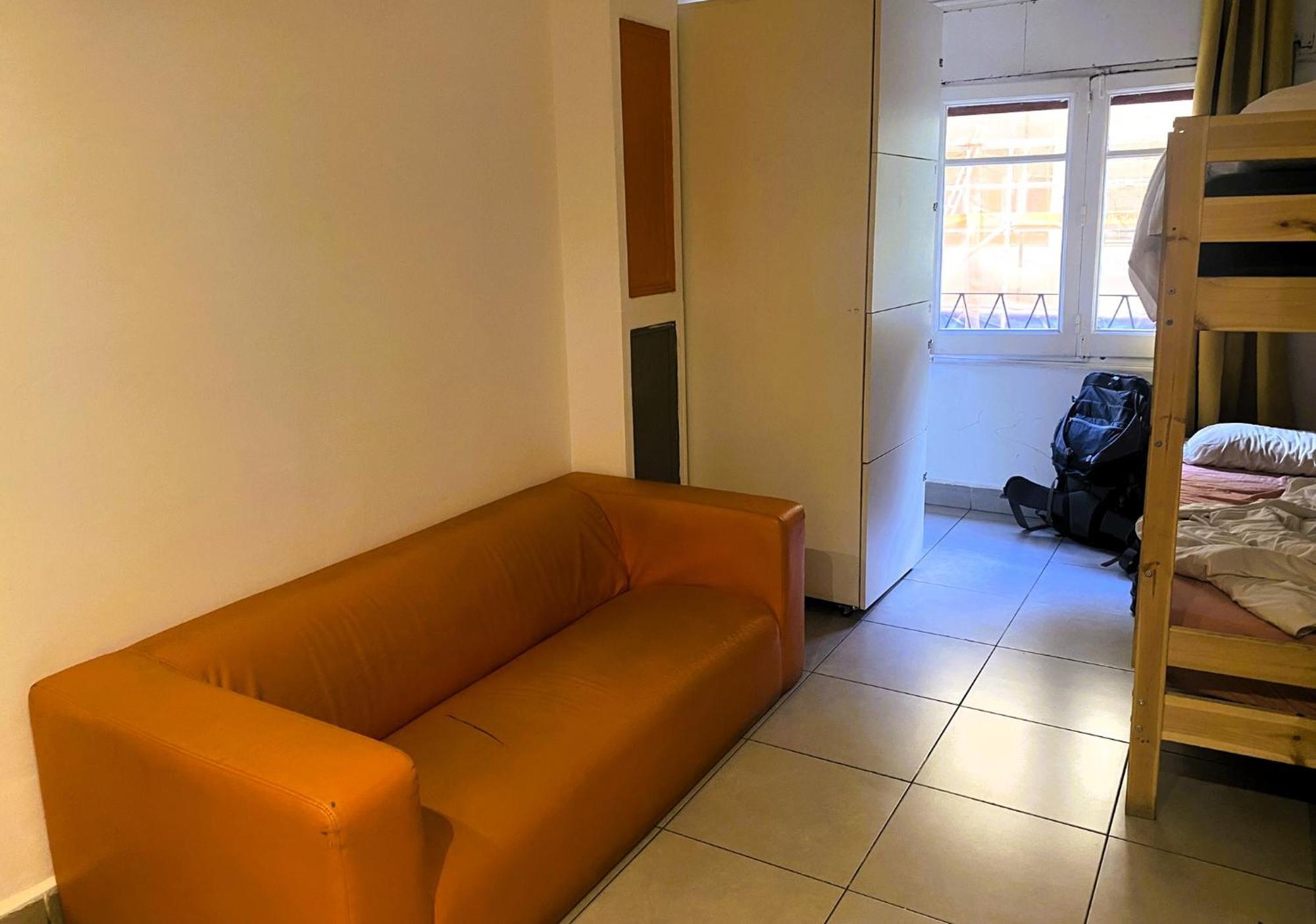 Cama en habitación compartida de 8 camas